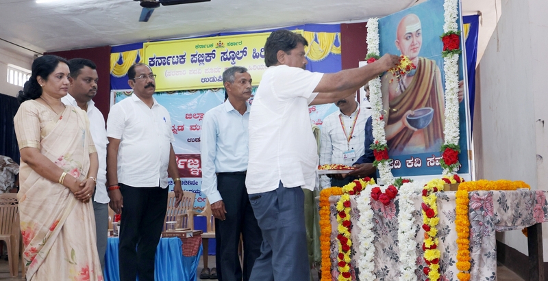 ಇಂದಿನ ಯುವಪೀಳಿಗೆ ಸನ್ಮಾರ್ಗ ದಾರಿಯಲ್ಲಿ ಸಾಗಲು ಸರ್ವಜ್ಞರ ತ್ರಿಪದಿಗಳು ಸಹಕಾರಿ: ಎಂ. ಎ ಗಫೂರ್ ಇಂದಿನ ಯುವಪೀಳಿಗೆ ಸನ್ಮಾರ್ಗ ದಾರಿಯಲ್ಲಿ ಸಾಗಲು ಸರ್ವಜ್ಞರ ತ್ರಿಪದಿಗಳು ಸಹಕಾರಿ: ಎಂ. ಎ ಗಫೂರ್